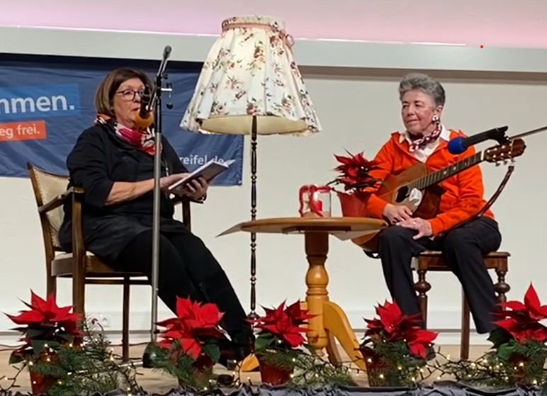 Adventsgeschichte und Musik – Vortrag und Gitarrenbegleitung auf der festlich geschmückten Bühne