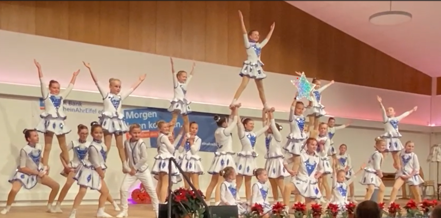 Akrobatischer Tanzauftritt der Kasbacher Prinzengarde als einem Höhepunkt des Nachmittags