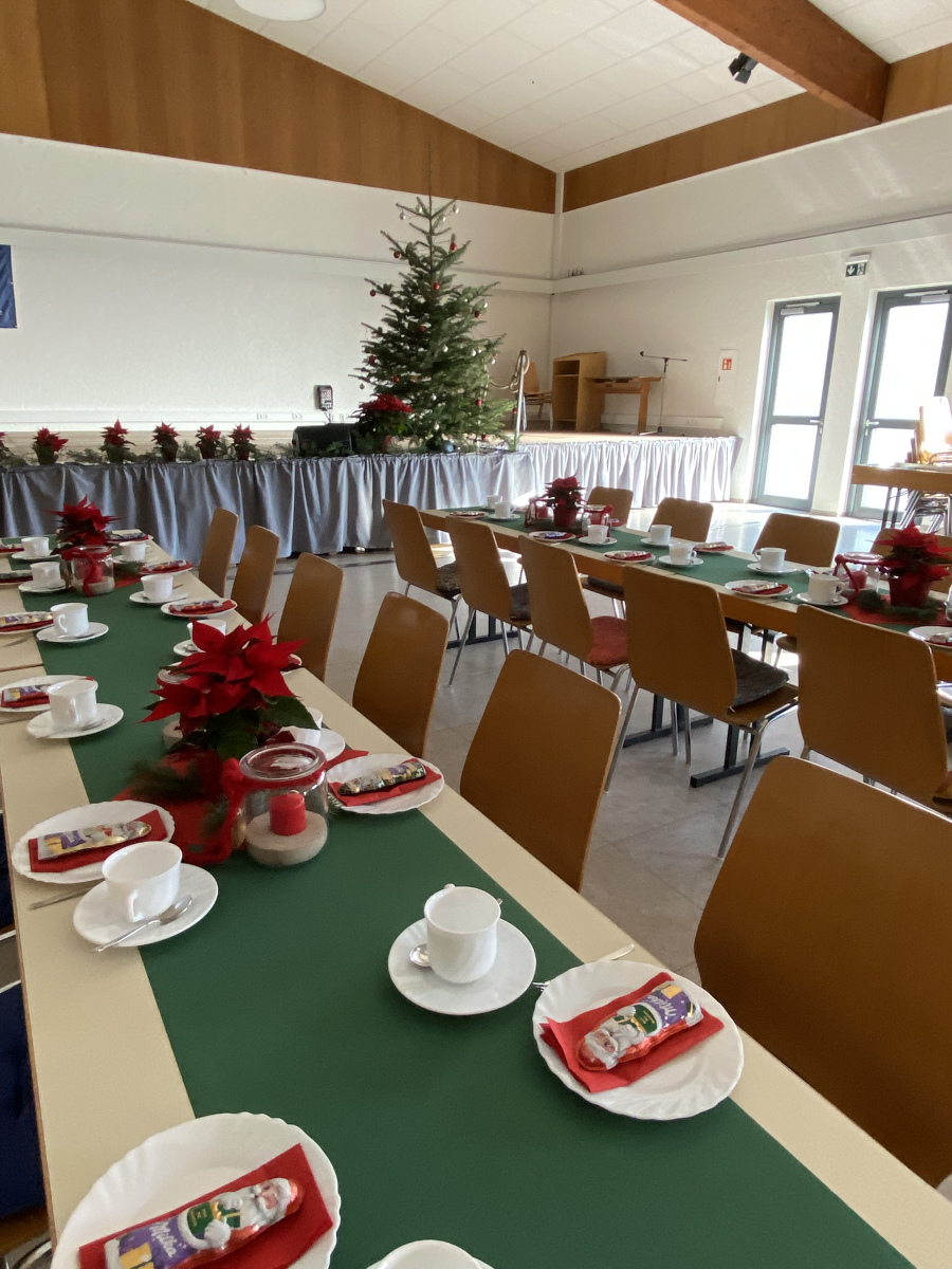 Festlich gedeckter Saal im Bürgerhaus Kasbach vor Beginn des Adventscafe