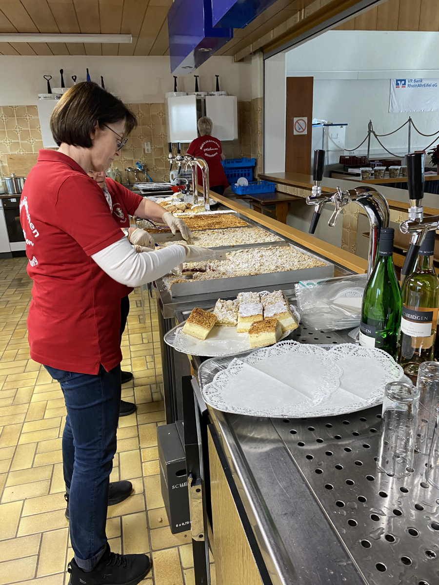 Vorbereitung der Kuchentheke – die Möhnen schneiden und richten die Kuchenplatten