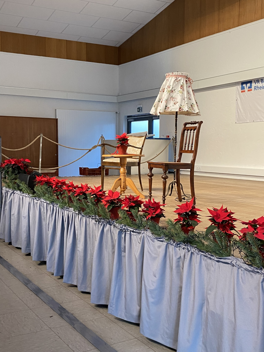 Stimmungsvoll geschmückte Bühne für Adventsgeschichte und Programmbeiträge