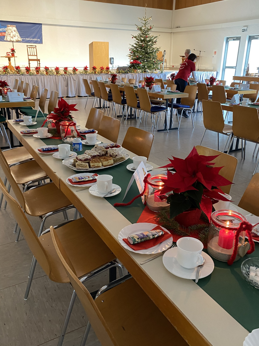 Bereit für die Gäste: weihnachtlich dekorierte Tische mit Kuchenbuffet und Weihnachtssternen