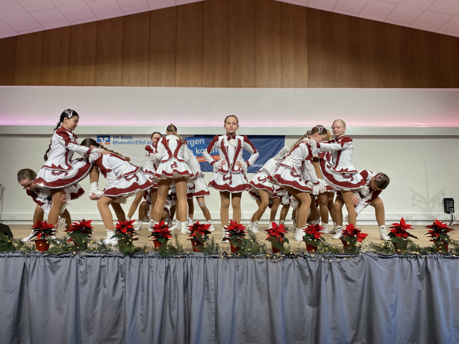 Tanzauftritt der Ohlenberger Tanzflöhe auf der Bühne des Bürgerhauses